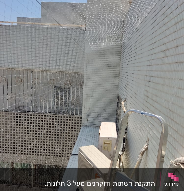 רשת למניעת יונים מותקנת על קיר חיצוני